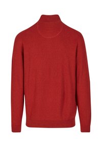 Roter gestrickter Pullover mit hohem Kragen, langen Ärmeln, gerippten Bündchen und Saum, der ein strukturiertes Stoffmuster aufweist.