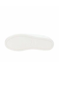 Suela de zapatilla blanca con una superficie de goma texturizada y un logotipo de corazón en relieve, con un borde liso y redondeado y un diseño plano y flexible.
