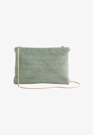 Hellgrüne gewebte Stoff-Clutch mit dünnem, goldfarbenem Kettenriemen, rechteckiger Form und ohne sichtbare Logos oder Verzierungen.