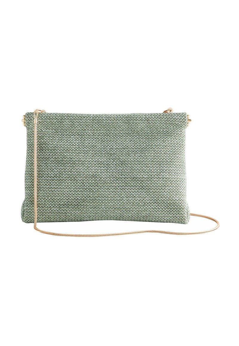 Lichtgroene geweven stoffen clutch met een smalle gouden kettingriem, rechthoekige vorm, zonder zichtbare logo's of versieringen.