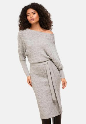 REGULAR FIT - SLASH NECK BELTED CABLE MIDI - Strickkleid - grey