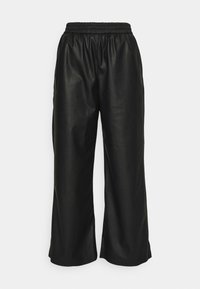 Pantalones negros de pierna ancha hechos de un material suave de cuero sintético, con una cintura elástica y sin herrajes ni adornos visibles.