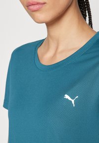 Puma PERFORMANCE TEE - T-skjorte til trening - cold green