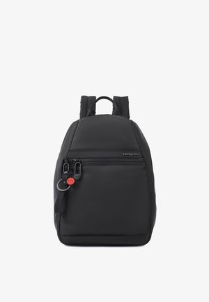 Sac à dos Hedgren noir avec poche avant zippée, bretelles rembourrées, poignée supérieure et porte-clés décoratif avec anneaux rouges et noirs.