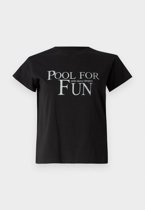 Zwarte katoenen T-shirt met korte mouwen en een ronde hals, met de tekst "POOL FOR FUN" in zilver, samen met het logo van "MM6 Maison Margiela".