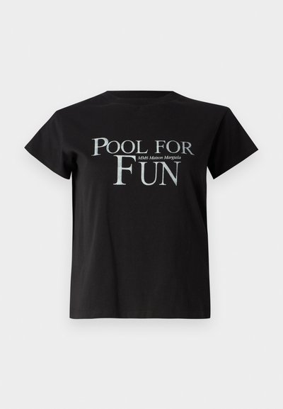 T-shirt de algodão preto com mangas curtas e decote redondo, apresentando o texto "POOL FOR FUN" em prateado, juntamente com o logotipo "MM6 Maison Margiela".