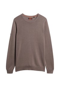 Maglione marrone lavorato a maglia con maniche lunghe, scollatura a girocollo e polsini e orlo a coste. Presenta una sottile texture e un accento arancione sul collo.