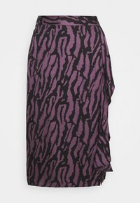 Falda de patrones morados y negros con un detalle de volantes en el lateral, hecha de una tela texturizada, que presenta un corte ajustado y una línea de cintura.