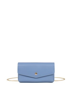 Blauwe leren clutch met een gestructureerde afwerking, goudkleurige hardware, klepslot en een afneembare kettingriem. Compact en rechthoekig ontwerp.