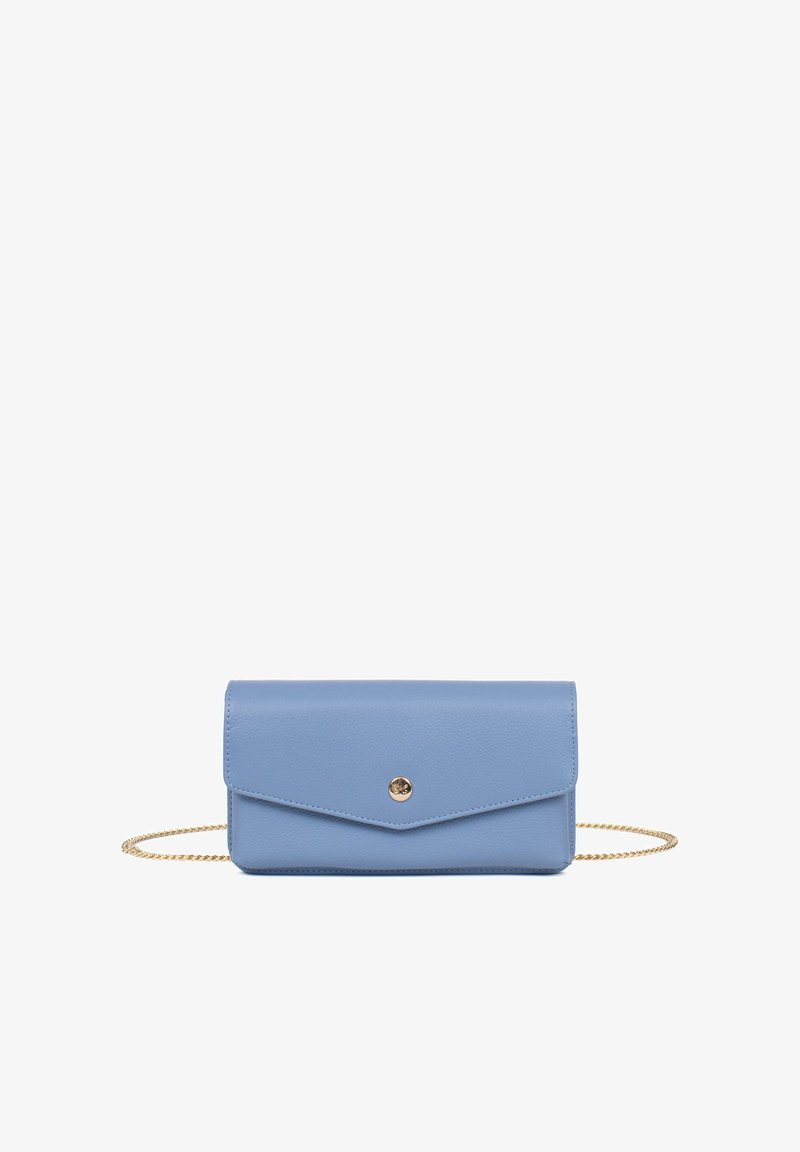 Blauwe leren clutch met een gestructureerde afwerking, goudkleurige hardware, klepslot en een afneembare kettingriem. Compact en rechthoekig ontwerp.