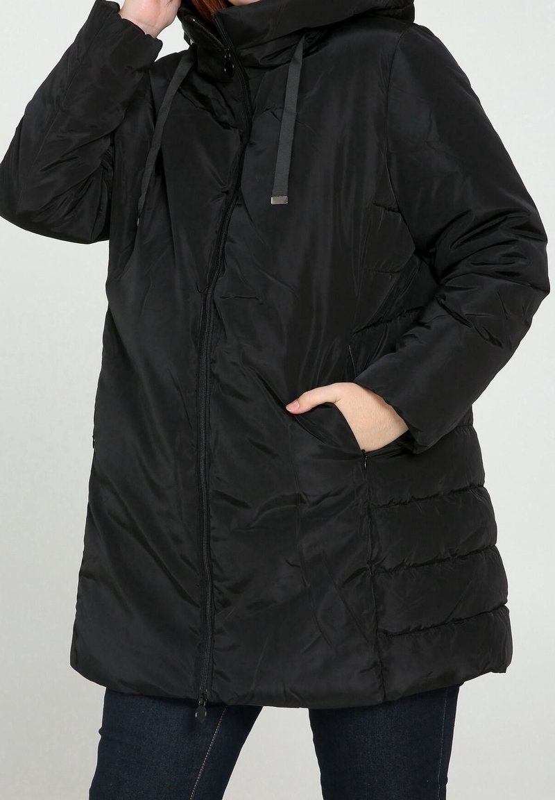 Musta toppatakki hupulla, jossa on etuvetoketju, kiristysnyörit ja sivutaskut. Sileä, hieman kiiltävä kangas.