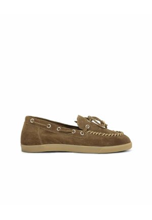 Chaussure mocassin en daim marron avec semelle en caoutchouc beige, couture décorative et lacet sur le dessus, vue de côté.