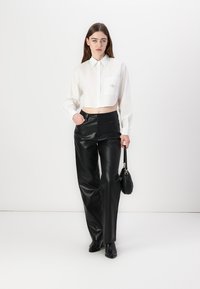 Calvin Klein Jeans LABEL CROPPED SHIRT - Blusa - white