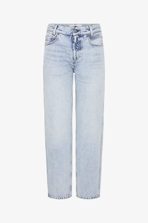 Svijetloplave, visoko strukirane traperice; ravnog kroja sa prednjim džepovima, kopčanjem na gumb i minimalnim izblijedjenjima.