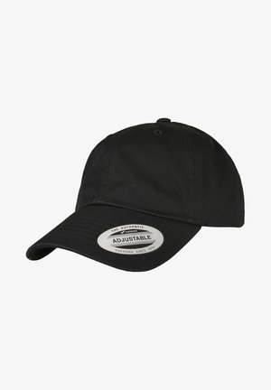 Gorra de béisbol negra ajustable hecha de tela texturizada, con visera curva y una etiqueta plateada con detalles de la marca en la parte frontal.