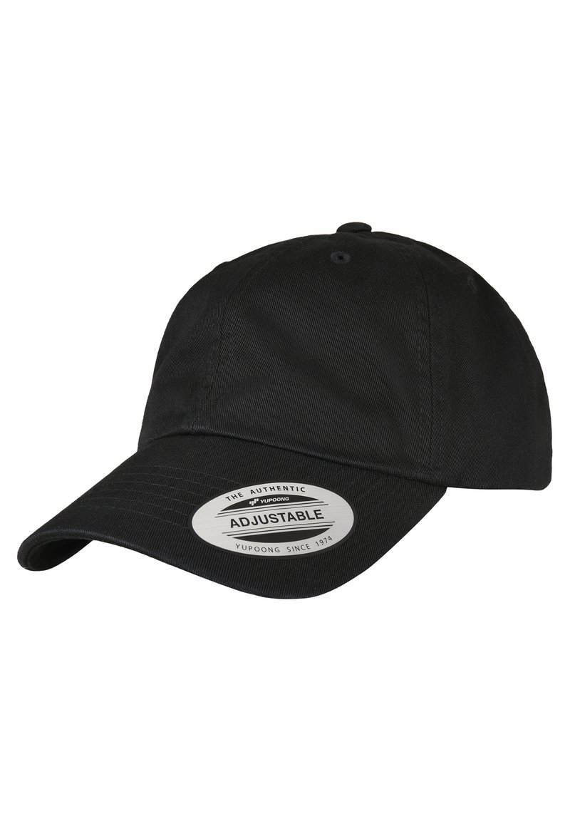 Gorra de béisbol negra ajustable hecha de tela texturizada, con visera curva y una etiqueta plateada con detalles de la marca en la parte frontal.