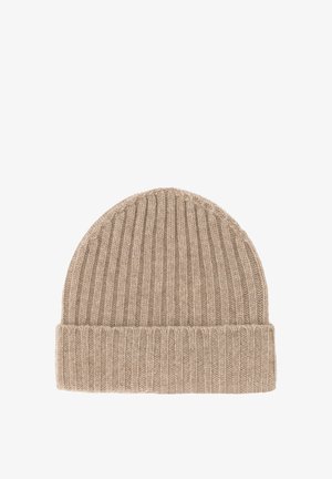 Beżowa dziana czapka beanie o ryfrowanej fakturze i podwiniętym mankietem, wykonana z miękkiej wełny.