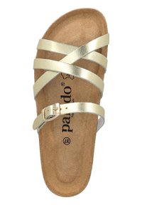 Sandal in metallo dorato con cinturini e suola piatta in sughero, dotata di fibbia regolabile. Texture liscia con suola sagomata per il comfort.
