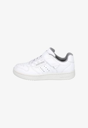 Zapatilla blanca de cuero con punta redondeada, cierre con cordones, tira de velcro y paneles perforados. Forro interior gris y suela exterior texturizada.