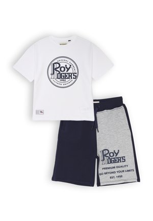 T-shirt bianco in cotone con stampa circolare blu navy e pantaloni corti grigi con dettagli blu navy, dotati di testo e vita con cordino.