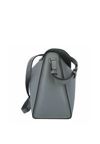 Borsa a tracolla in pelle grigia, di forma triangolare, con fondo piatto e tracolla regolabile. Presenta una texture liscia e pochi accenti hardware.