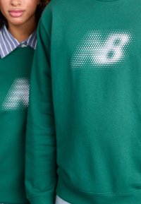 New Balance GRAPHIC CREW UNISEX - Felpa - nightwatch green