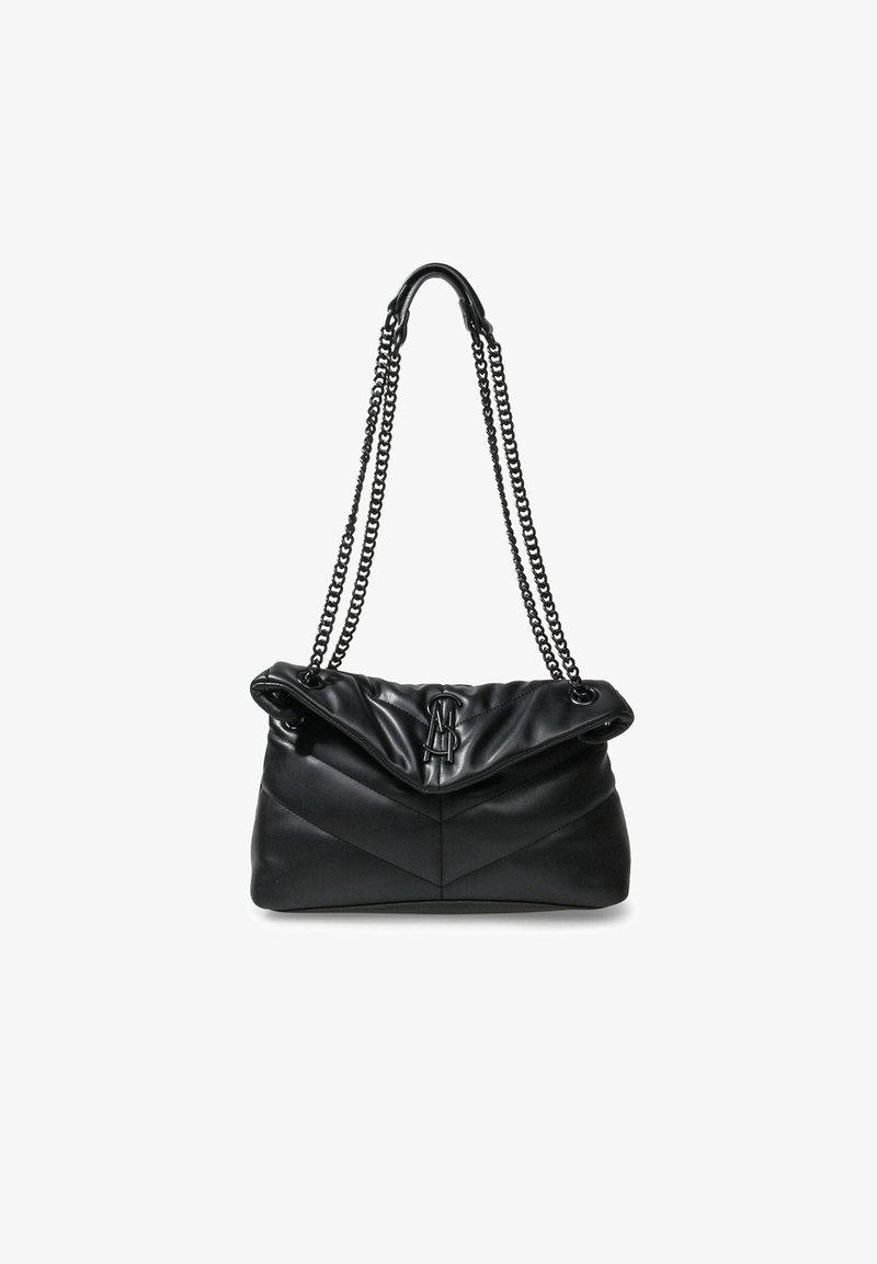Sac à main en cuir noir avec un dessus plié doux, une couture chevron et des bretelles doubles en chaîne avec détail en cuir.