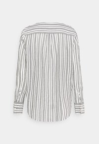 Camicia a maniche lunghe a righe in lino bianco e grigio con orlo dritto, polsini abbottonati e pieghe sul retro per una maggiore texture.