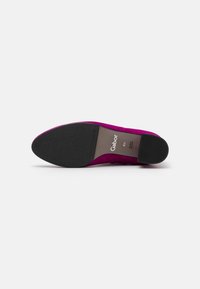 Fuchsia mockaskinnssko med spetsig tå och en låg svart klack. Har en slät innerfodring och en texturerad gummisula. Gabor-logotypen synlig.