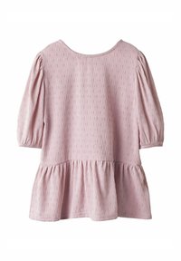 Rosa kurzärmelige Bluse mit strukturiertem Muster, runden Halsausschnitt und Peplum-Saum. Der Stoff hat ein weiches, leicht zerknittertes Aussehen.