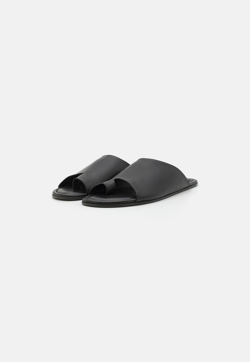 Sorte læder slide-sandaler med åben tå, glat overflade og minimalistisk design. Har en flad sål og en buet overdel for komfort.
