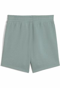 Pantalones cortos de algodón verde claro con cintura elástica, que presentan una textura suave y un corte recto, acabados con una costura ordenada a lo largo del dobladillo.