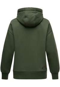 Sudadera color verde oliva hecha de una tela suave, con una gran capucha, puños acanalados y un parche de la marca en el dobladillo inferior izquierdo.