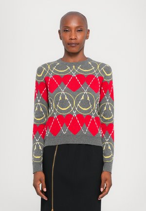 Pulover gri cu modele geometrice roșii și galbene, având un guler rotund și mâneci lungi. Textură tricotată, design scurt.