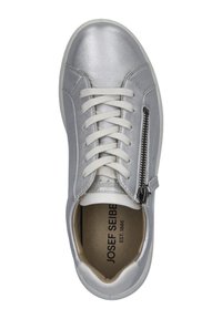Srebrne skórzane sneakersy z białymi sznurowadłami, detalem na suwak z boku oraz beżową wkładką z nazwą marki "JOSEF SEIBE". Gładka tekstura powierzchni.