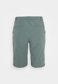 Zelené kraťasy vyrobené z lehkého materiálu s hladkou texturou, s zadními kapsami a plochým pasem.