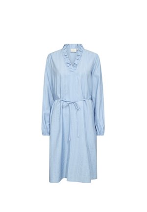 Világoskék ruha fodros V-nyakkal, hosszú ujjal, megkötött derékkal és diszkrét függőleges csíkozással. Lélegző pamut anyagból készült.