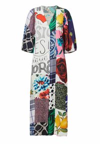 Farverig patchworkkjole med blomster-, geometriske og tekstmønstre. Fremstillet af letvægtsmateriale med indpakningsudskæring og korte ærmer.