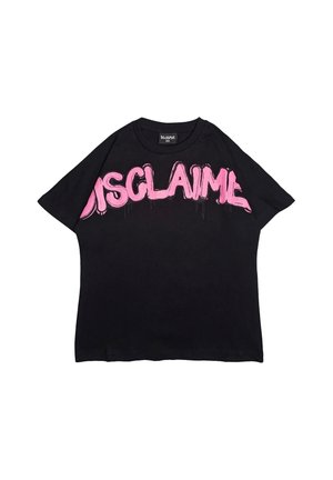 T-shirt nera a maniche corte con grande scritta rosa in stile graffiti "DISCLAIMER" sul petto, piegata piatta su sfondo bianco.