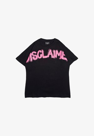 T-shirt nera a maniche corte con grande scritta rosa in stile graffiti "DISCLAIMER" sul petto, piegata piatta su sfondo bianco.