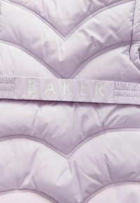 Giacca a vento viola chiaro con design a rombi, vita elastica e un'etichetta con "BAKER by TED BAKER" in lettere argentate.