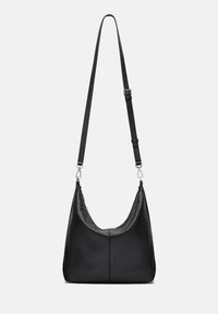 Borsa a tracolla in pelle nera con un design morbido, tracolla regolabile, hardware argentato e una texture liscia. Presenta un dettaglio a cucitura centrale.