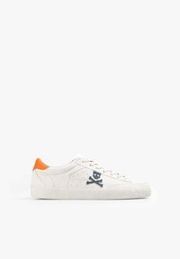 Weißes Wildleder-Sneaker mit orangefarbener Fersenakzentuierung, verziert mit blauer Totenkopf- und Knochenstickerei, flachen Schnürsenkeln und strukturiertem Gummisohle.