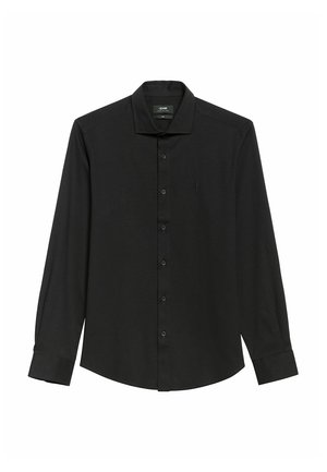 Czarna koszula z długim rękawem, zapinana na guziki, z wywiniętym kołnierzykiem, wykonana z gładkiego materiału, z małym haftowanym logiem na piersi.