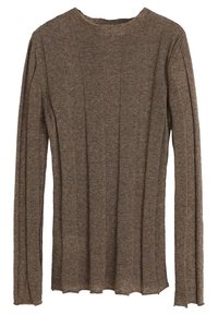 Ruskea pitkähihainen paita, joka on valmistettu pehmeästä kankaasta, jossa on ribbiohka. Pyöreä kaula-aukko ja hieman purjehtinut helma alareunassa.