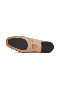 Talpa de pantof din piele bej, cu o parte superioară netedă, de culoare bej deschis și o zonă de tracțiune din cauciuc negru. Marcaj cu „CG” și mărimea „39.”