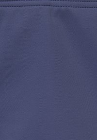 Marineblaues Gewebe mit glatter Textur und leichtem Glanz. Verfügt über flache Nähte, einheitliche Farbe und einen leichten Erscheinungsbild.