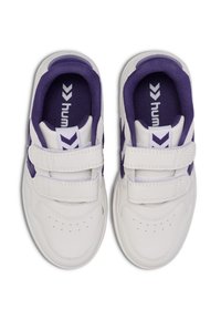 Białe sneakersy z fioletowymi akcentami, charakteryzujące się gładką skórzaną powierzchnią, siateczkowym językiem, podwójnymi paskami na rzep oraz perforowanym wzorem na palcach.