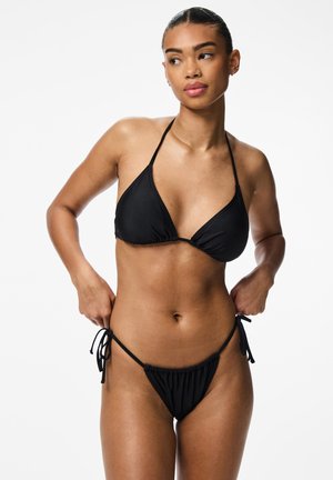Ensemble de bikini noir comprenant un haut triangulaire et des liens en bas. Fabriqué en tissu doux avec un design minimaliste.