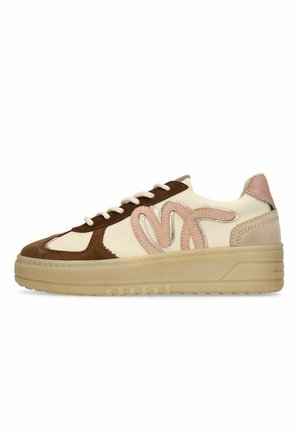 Crème- en bruine suède sneaker met beige zool, veters aan de voorzijde en roze gestikt ontwerp op de zijkant en hieltab.